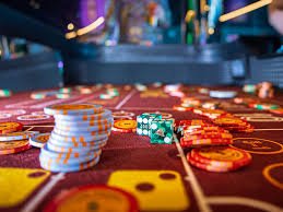 Hasil Lightning Dice — ketiga dadu menunjukkan angka final dengan pengganda diterapkan pada pembayaran kemenangan
